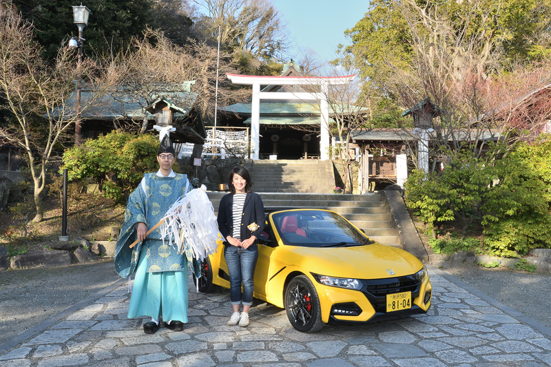 参道で宮司さんとともに記念撮影。ありがとうございます!!