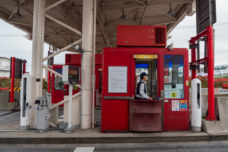 本町山中有料道路のワンストップ型ETC対応レーン。左右の白いバーが車両検知器、左側の検知器の脇にレーン制御盤が見える