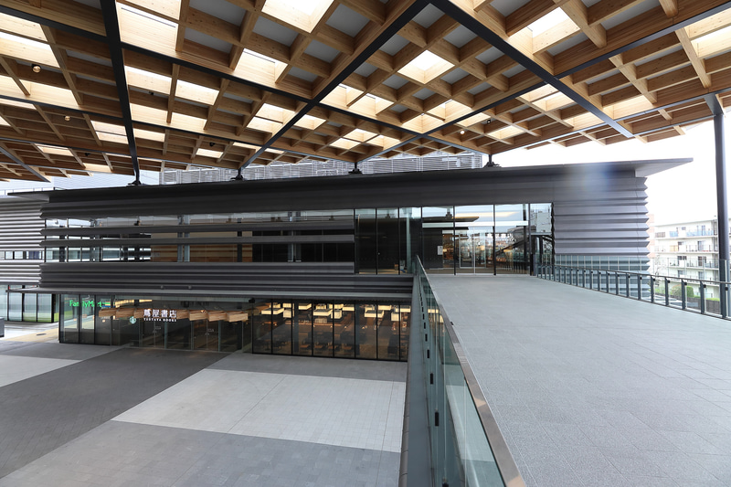 コンベンション施設側から見た観光振興施設。1階はもちろん、2階通路でも接続