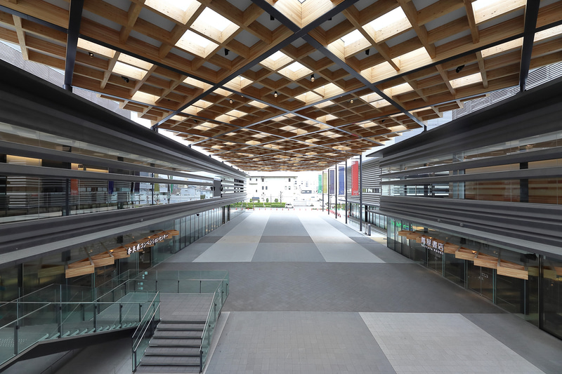 奈良コンベンションセンターはコンベンション施設（左）と蔦屋書店が入る観光振興施設（右）から成る