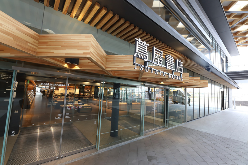 コンベンション施設と奈良 蔦屋書店は外観を統一している