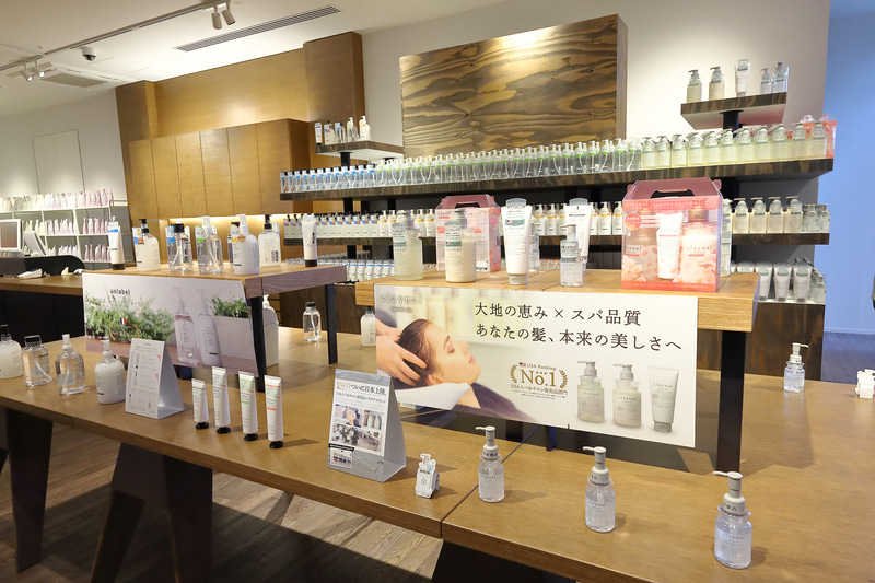 化粧品などの販売を手掛けるJPS LABOは、保湿ケア、オーラルケア、ヘッドスパなどの商品を展示。いずれも低価格で高品質の商品で、とくに関西エリアの女性に人気だという