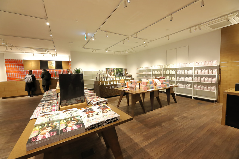 化粧品を扱うブースには隣接して、美容関係の書籍も並んでいた