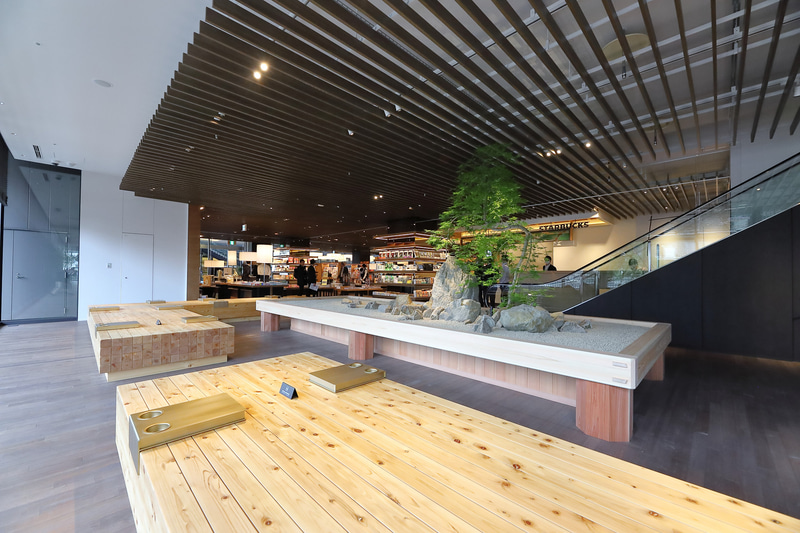 和の庭園を思わせる植栽とベンチ。ベンチは地元奈良のブランド材「吉野杉」を使用