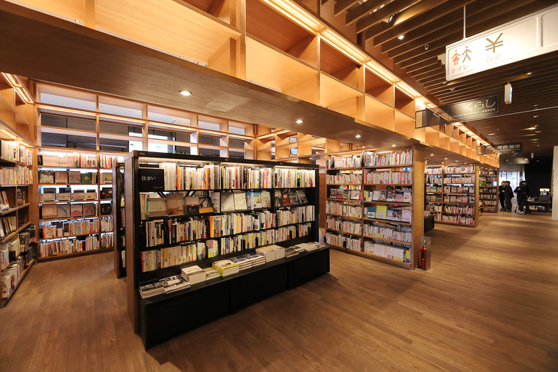 食やくらし、歴史などの選書が部屋のようなスペースに分かれている「連続する小部屋」