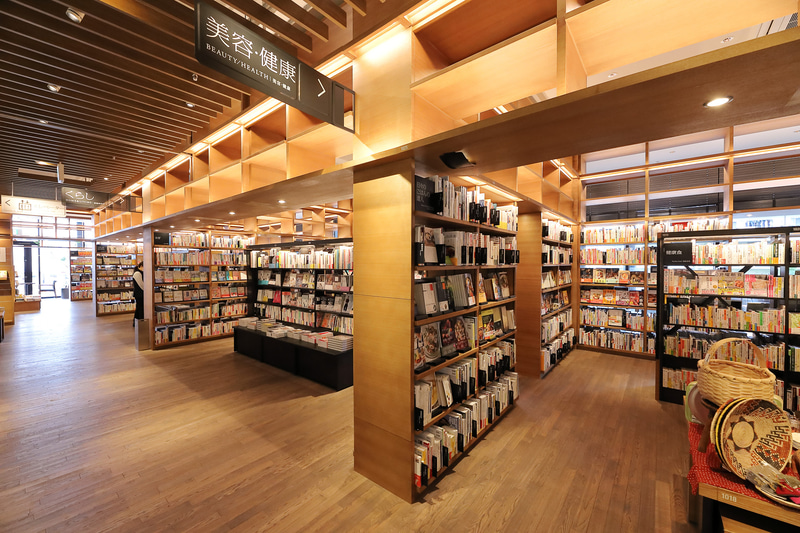 食やくらし、歴史などの選書が部屋のようなスペースに分かれている「連続する小部屋」