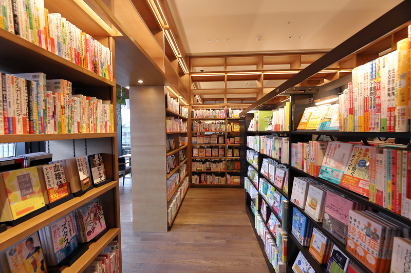 本に囲まれた同じ形の空間だが、ジャンルによって本棚の表情が異なるところが面白い