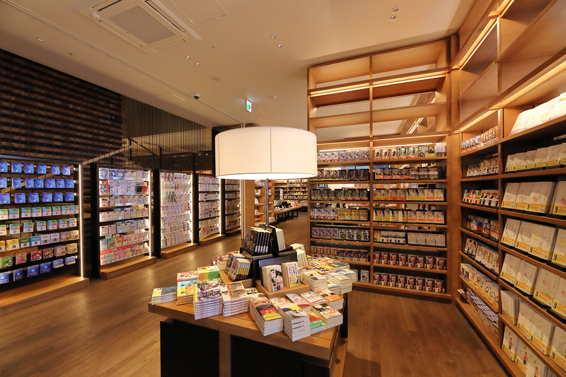 スペースは広々ととられており、ゆっくり本を吟味できそうだ。文具、雑貨なども充実。まるでデパートのような品ぞろえで、本以外の目的で訪れても楽しい