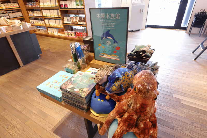 スペースは広々ととられており、ゆっくり本を吟味できそうだ。文具、雑貨なども充実。まるでデパートのような品ぞろえで、本以外の目的で訪れても楽しい