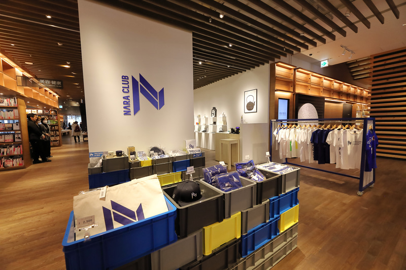 スペースは広々ととられており、ゆっくり本を吟味できそうだ。文具、雑貨なども充実。まるでデパートのような品ぞろえで、本以外の目的で訪れても楽しい