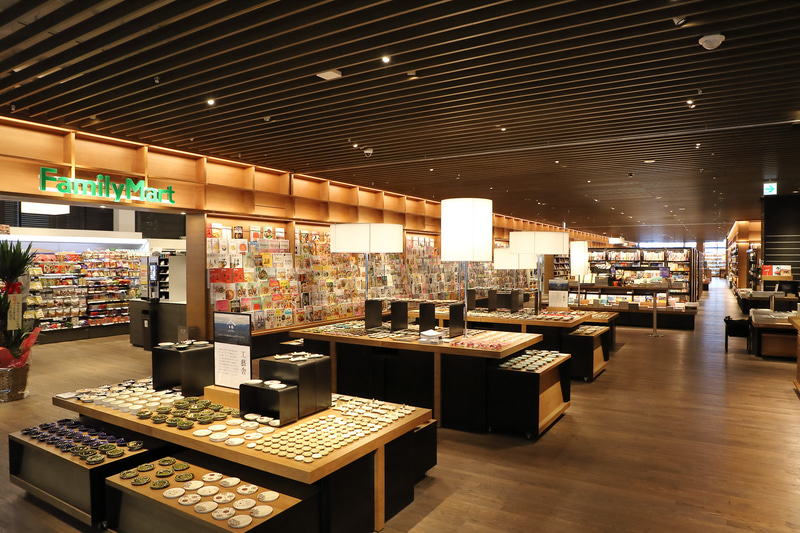 スペースは広々ととられており、ゆっくり本を吟味できそうだ。文具、雑貨なども充実。まるでデパートのような品ぞろえで、本以外の目的で訪れても楽しい