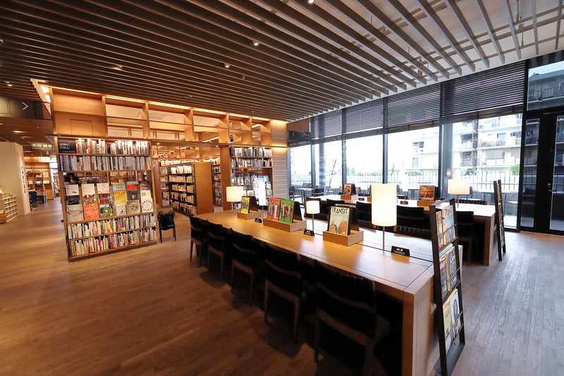 店内の数か所にテーブルとチェアを設置、購入前の本を持ってゆったりと過ごせる。「本とコーヒーをお楽しみください」というプレートまで設置している