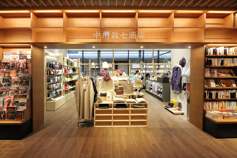 暮らしの道具や雑貨と本が一緒に並んでいる売り場。アイテム数は約2800とのこと