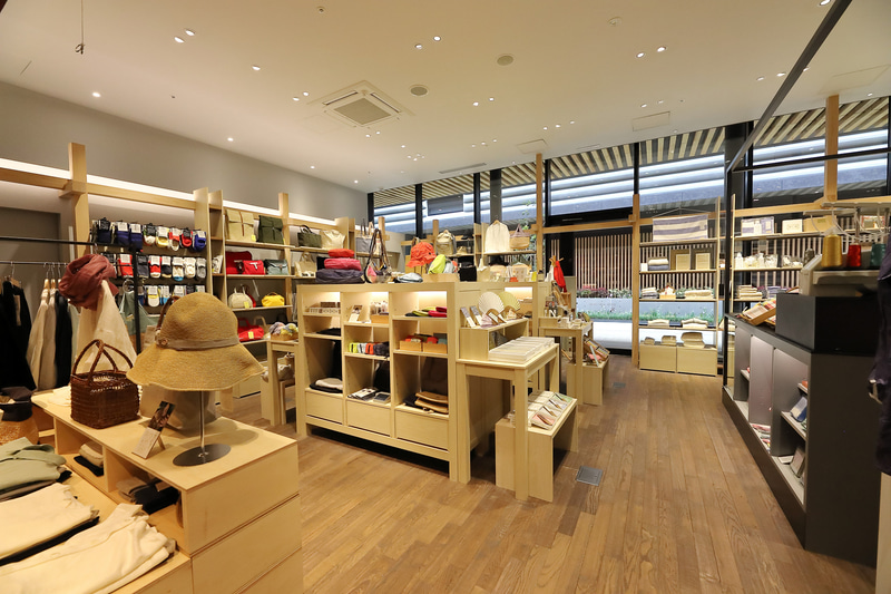 明るい空間にセンスのよい工芸品が並んでいる