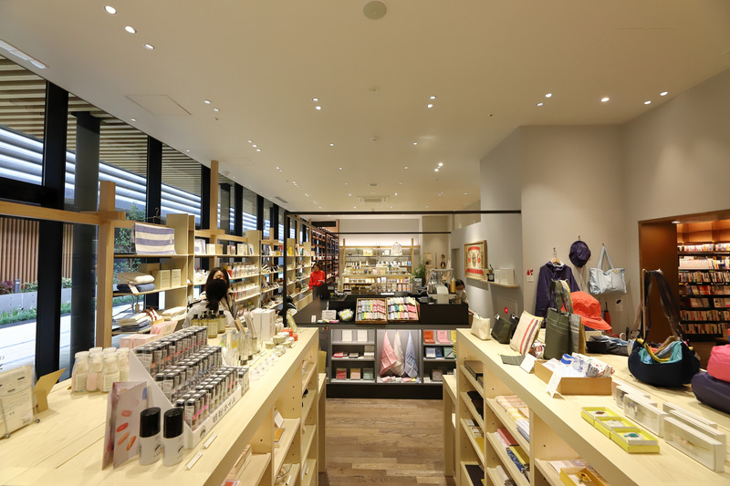 明るい空間にセンスのよい工芸品が並んでいる