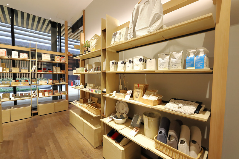 こちらは香りに関する本とお香やアロマポットなどが並ぶコーナー