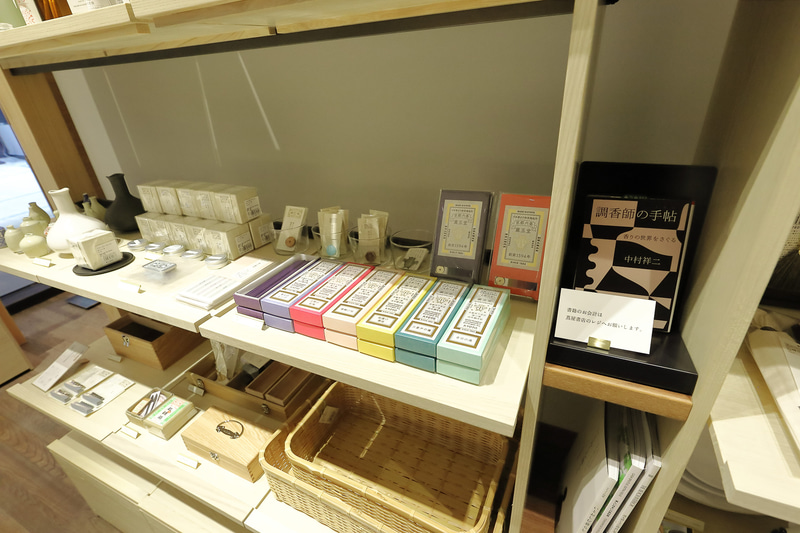 こちらは香りに関する本とお香やアロマポットなどが並ぶコーナー