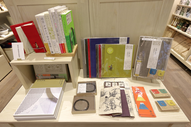 手織り麻の文庫本カバー。鶯色のものは奈良 蔦屋書店限定販売だ