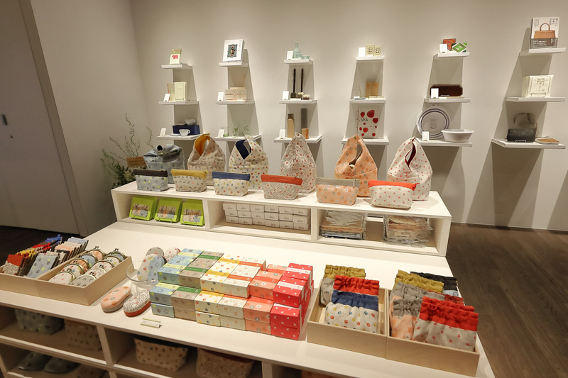 自分用にも贈答用にもなりそうな中川政七商店オリジナルのグッズ