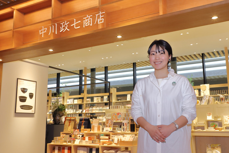売り場を案内する株式会社中川政七商店 ブランドマネジメント室 広報の須藤萌恵氏