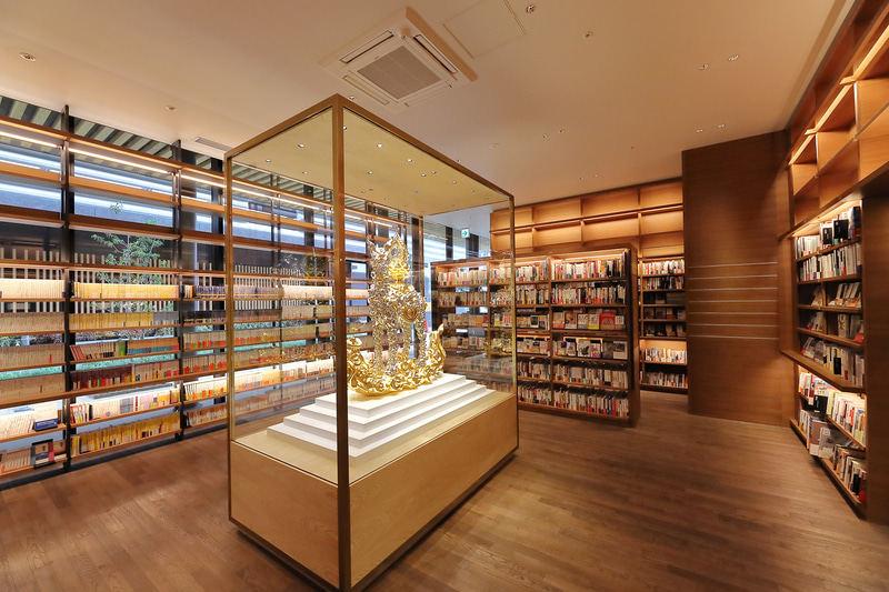 現代美術家、名和晃平氏の「Trans Sacred Deer（g/p_cloud）」。鹿を題材にした作品で、ここにしかないものだ