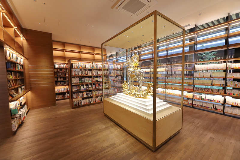 現代美術家、名和晃平氏の「Trans Sacred Deer（g/p_cloud）」。鹿を題材にした作品で、ここにしかないものだ