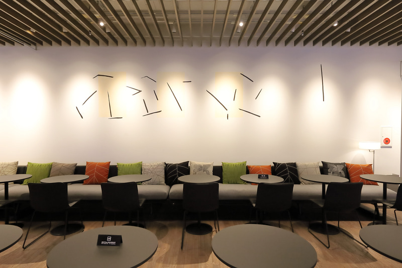 カフェに隣接する壁には、奈良地方で生産されてきた高級麻織物「奈良晒」の研究で平成29年度水木十五堂賞を受賞した吉田真一郎氏の作品