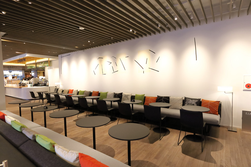 カフェに隣接する壁には、奈良地方で生産されてきた高級麻織物「奈良晒」の研究で平成29年度水木十五堂賞を受賞した吉田真一郎氏の作品