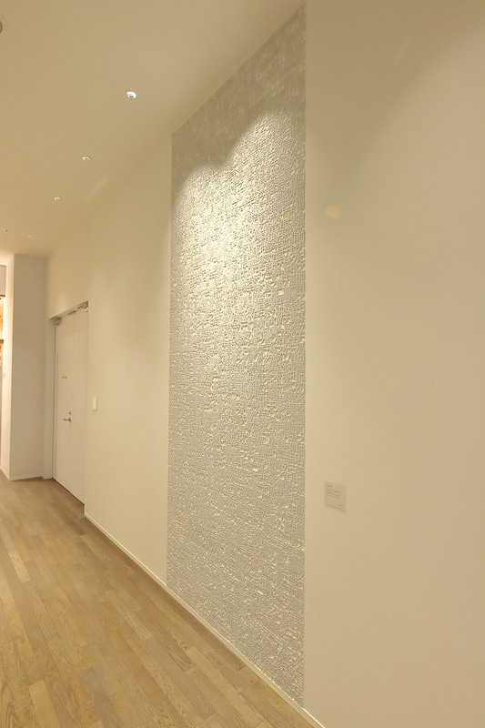 プロダクトデザイナーの菅野大門氏の「ことばの蔦」。字が集まれば言葉になり、言葉が集まれば本になる。一つだけ、「蔦」という字があるそうだ