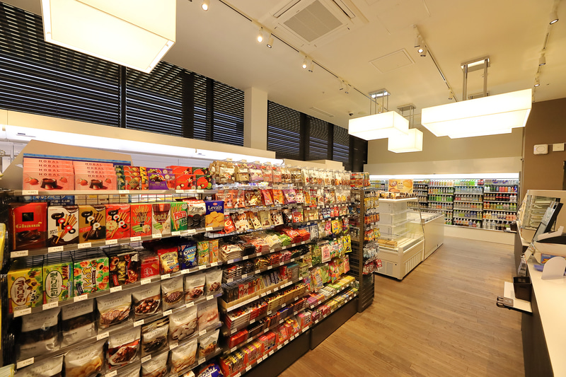 奈良 蔦屋書店に調和したファミリーマート。コンビニとしての品ぞろえのほか、奈良のお土産も扱う