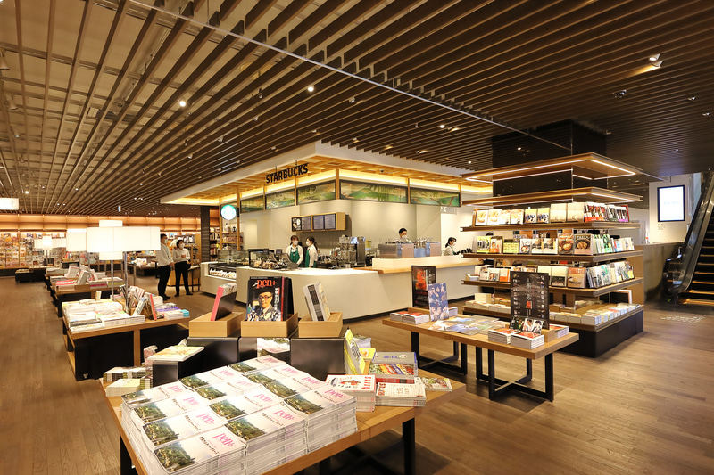 メインエントランスを入るとスターバックスがあり、コーヒーの香りが漂ってくる