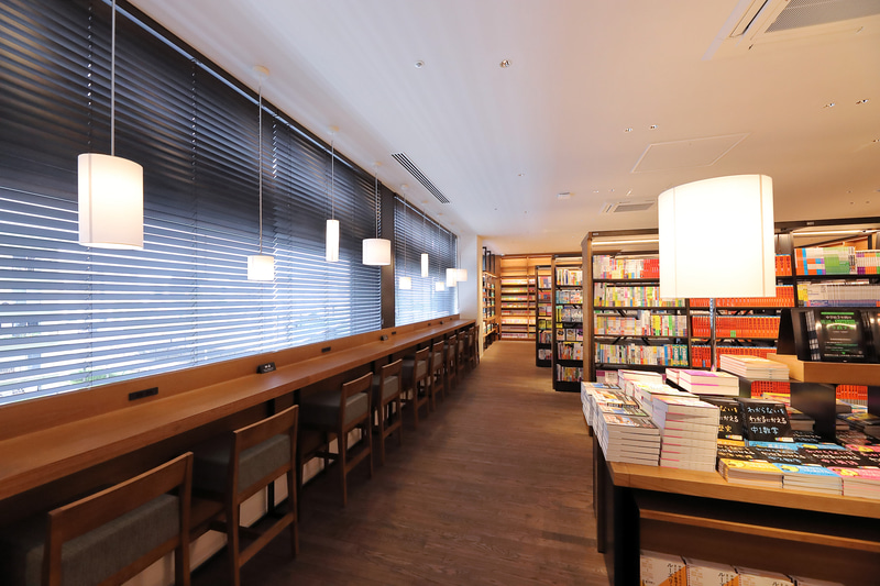 学習参考書のコーナーには「まなびえ」として、勉強できるテーブルとチェアも配置。学生の下校時や社会人の帰宅時にちょっとした学びの時間がとれる