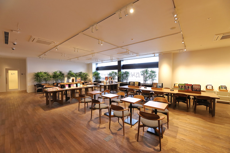 レストラン。アートに関する書籍なども置かれており、食事と一緒に楽しめる