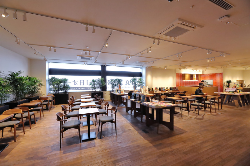 レストラン。アートに関する書籍なども置かれており、食事と一緒に楽しめる