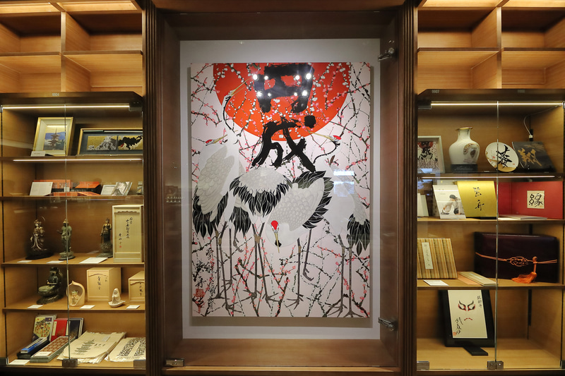 奈良で研鑽を積んだ日本を代表する書家・紫舟氏による書と絵を展示