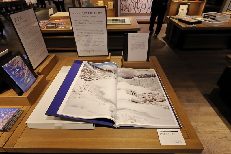 B2サイズの超大型本で、圧倒的な美も堪能できる。閲覧用に手袋も用意されていた