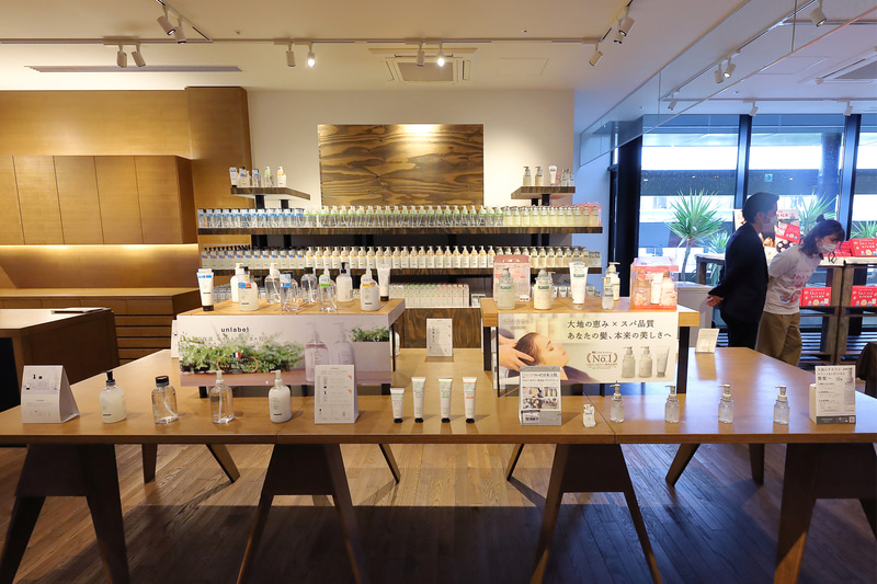 化粧品などの販売を手掛けるJPS LABOは、保湿ケア、オーラルケア、ヘッドスパなどの商品を展示。いずれも低価格で高品質の商品で、とくに関西エリアの女性に人気だという