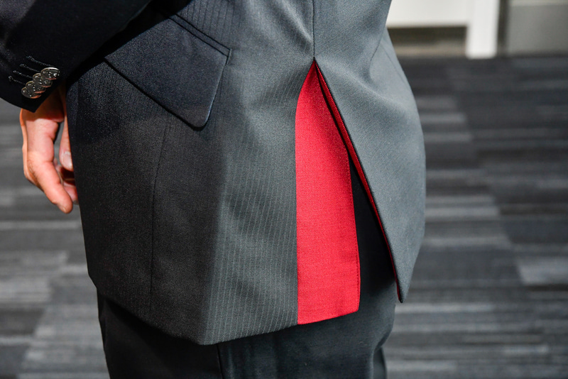 スリットが入り動きやすい