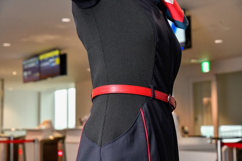 女性用ワンピースの脇にも伸縮素材が用いられている