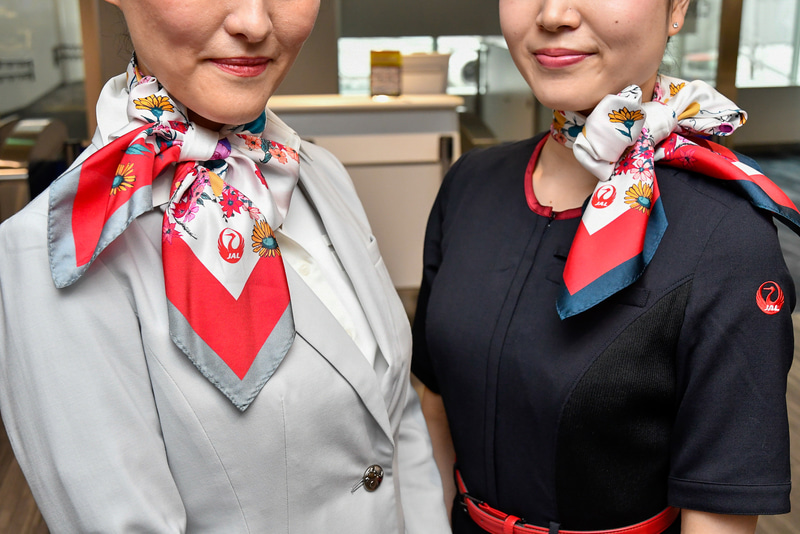 スカーフは2色展開