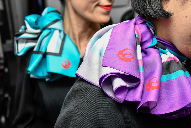 JTAのスカーフはチーフパーサーがパープル基調、乗務員がライトブルー基調となる