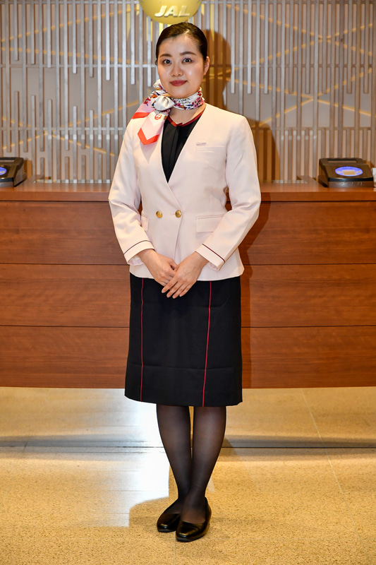 ピンクベージュのジャケットが特徴