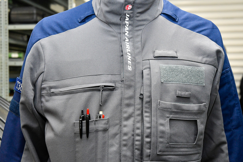 胸元はポケット類など収納が豊富