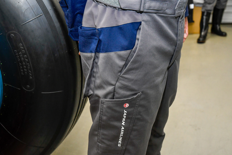 大腿部にJALのロゴ入りポケット