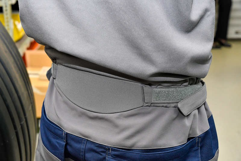 腰の部分にはパッドが備わり、ベルトで締め具合を調節可能