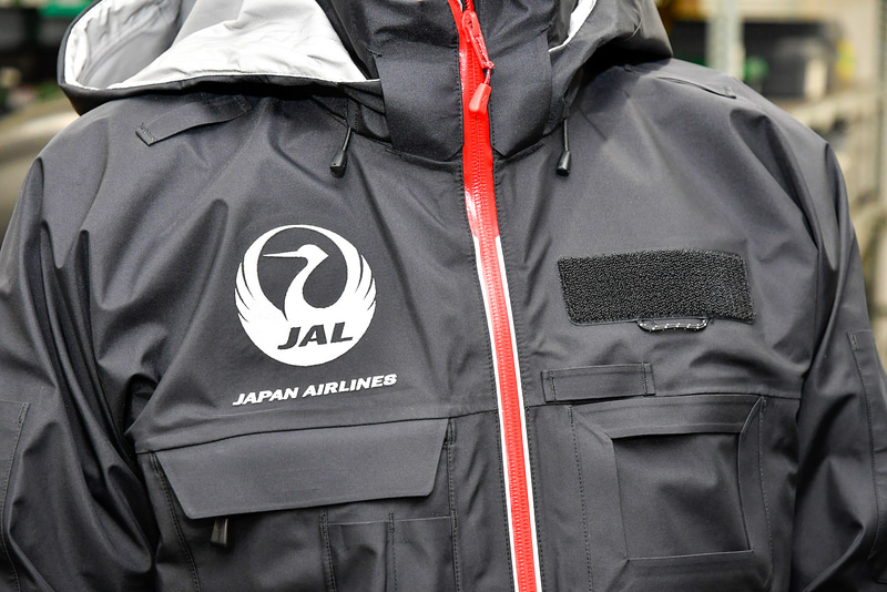 胸元にJALのロゴ
