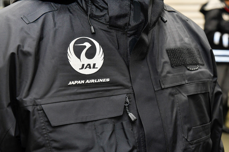 胸元のJALのロゴは刺繍