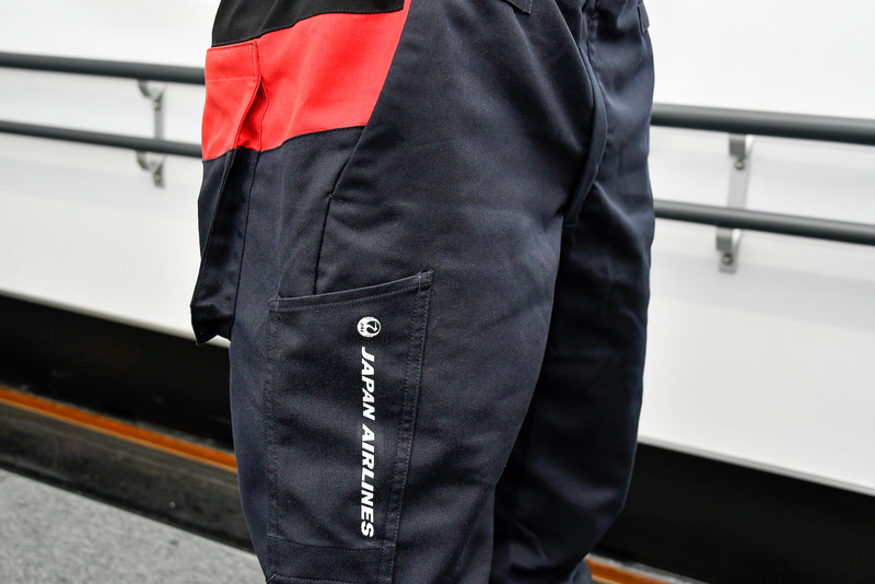 大腿部にはJALのロゴ入りポケット