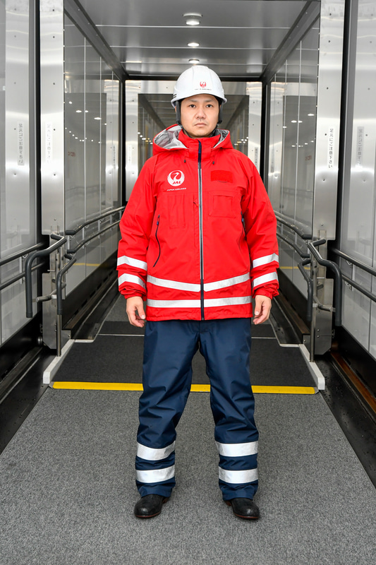 撥水の効いたレインコートは鮮やかなレッドとネイビーの組み合わせ。こちらもモンベル製