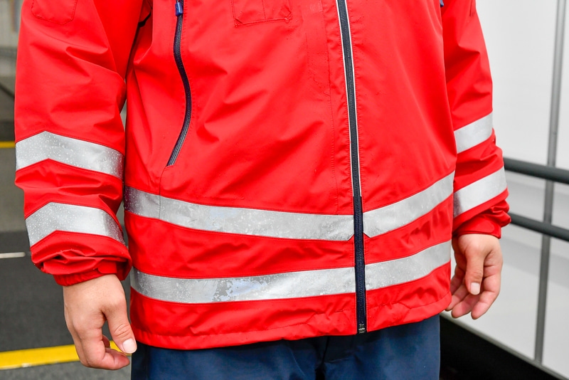 袖口と裾に反射テープ